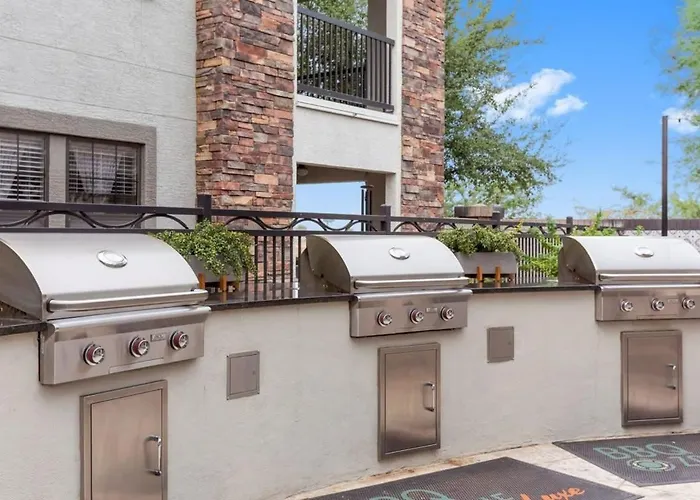 Cozysuites By The Stadium With Pool 08 Glendale