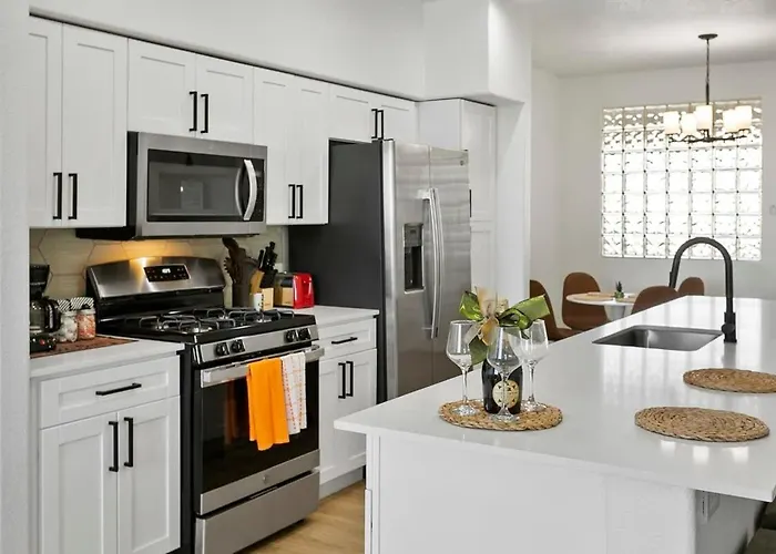 Cozysuites By The Stadium With Pool 08 * Glendale