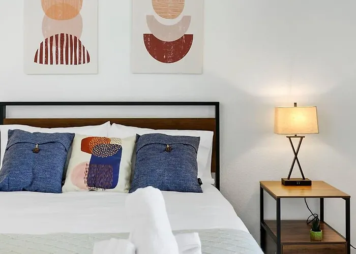 Cozysuites By The Stadium With Pool 08 Glendale
