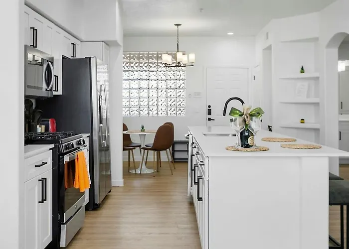 Cozysuites By The Stadium With Pool 08 * Glendale